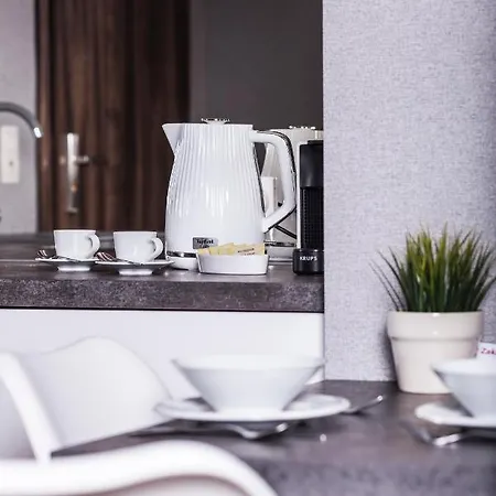 Alcest Z Widokiem Na Morze, Basenem, レバル