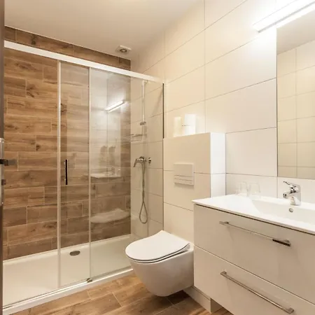 Alcest Z Widokiem Na Morze, Basenem, レバル