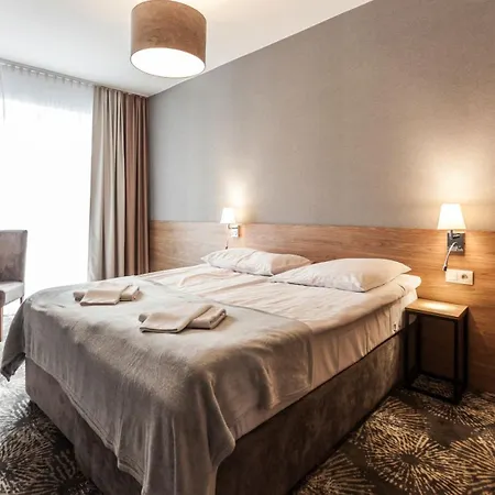 Alcest Z Widokiem Na Morze, Basenem, レバル