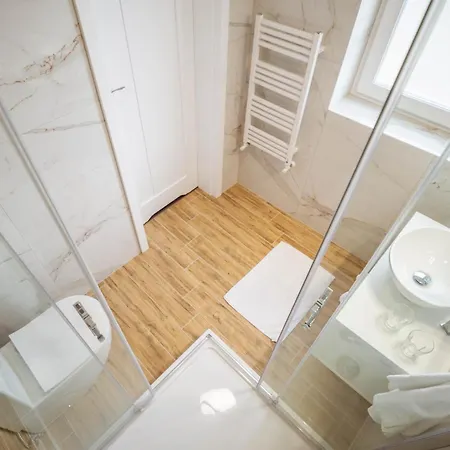 Alcest Z Widokiem Na Morze, Basenem, レバル