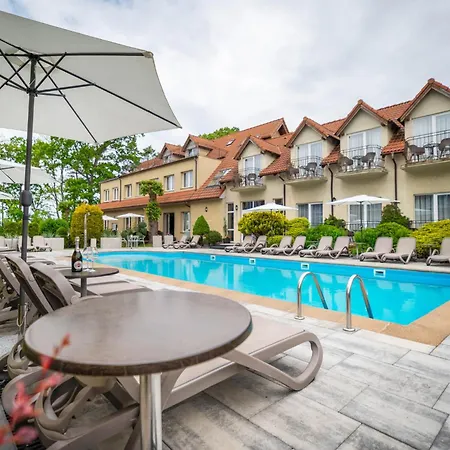 リゾート Alcest Z Widokiem Na Morze, Basenem, 3*