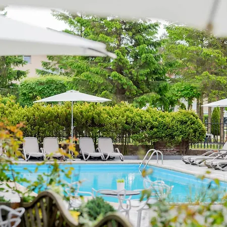 Alcest Z Widokiem Na Morze, Basenem, リゾート レバル