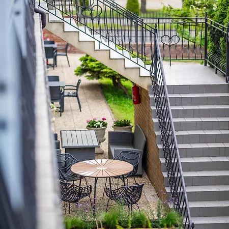 Alcest Z Widokiem Na Morze, Basenem, レバル