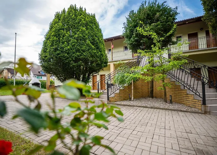 Alcest Z Widokiem Na Morze, Basenem, Resort